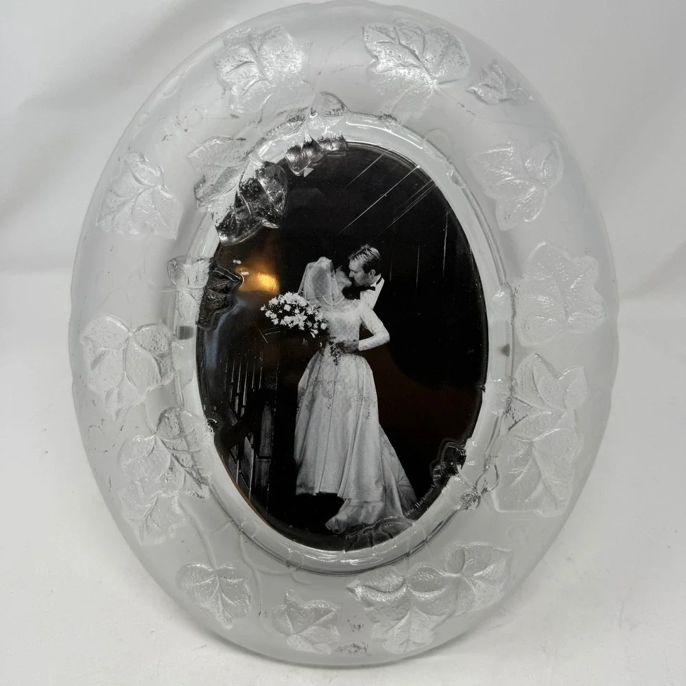 Fifth Avenue Crystal Frosted Ivy Leaf Oval Glass Picture Frame Handcrafted Japan